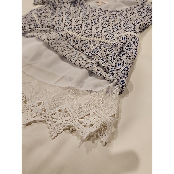 Skies are Blue Langlock Cold Shoulder Small Top White/Blue Geometric Crochet - Picture 6 of 7